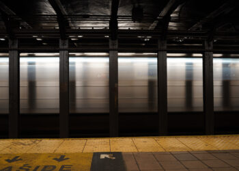 Grida “Sono Lucifero” e colpisce i viaggiatori con un machete: paura in stazione