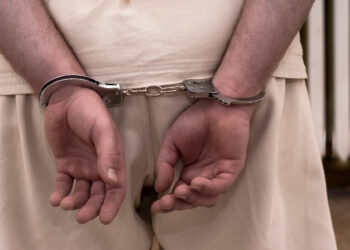 Bimbo di 9 anni chiuso in un furgone per oltre un anno: trovato nudo e denutrito