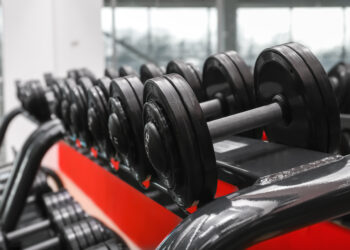 Vuoi più muscoli? La scienza spiega qual è l’orario migliore per allenarsi con i pesi
