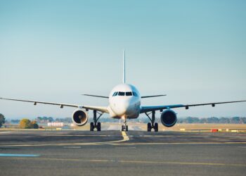 Non chiude la telefonata in aereo: il pilota prende una decisione drastica