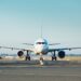 Non chiude la telefonata in aereo: il pilota prende una decisione drastica