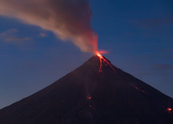 Il vulcano torna attivo all’improvviso: migliaia di persone in allerta