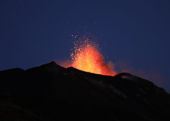 Eruzione choc in Indonesia: il vulcano Dukono travolge gli escursionisti