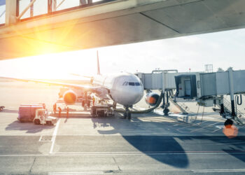 Aereo striscia la coda sulla pista durante il decollo: paura in aeroporto