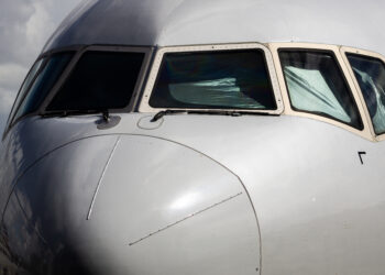 Boeing fermo al gate, poi il cedimento improvviso: feriti e volo cancellato
