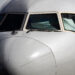 Boeing fermo al gate, poi il cedimento improvviso: feriti e volo cancellato