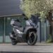 Tre novità rendono il SYM ADX 300 MY26 uno degli scooter più interessanti