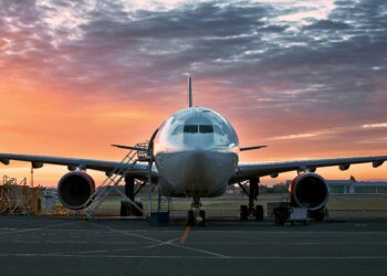 Aereo perde una ruota durante una manovra in pista: paura all’aeroporto di Lanzarote