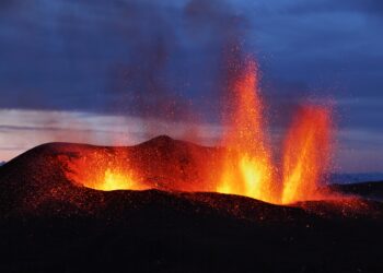 Vulcani oggi 9 agosto 2026, Etna in eruzione: attività anche a Semeru, Krakatau e Reventador
